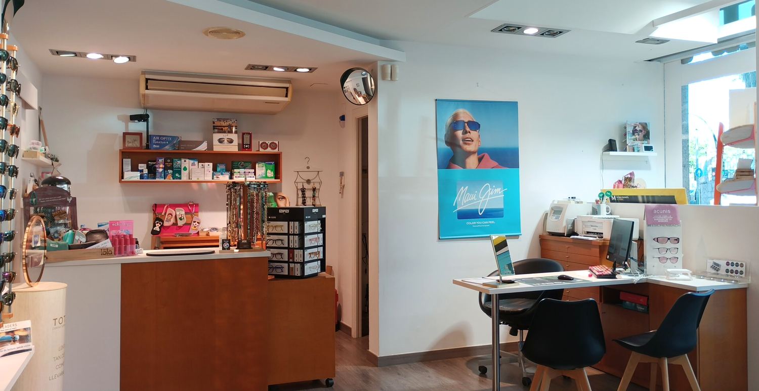 Interior de l'òptica, amb el taulell i la zona d'atenció